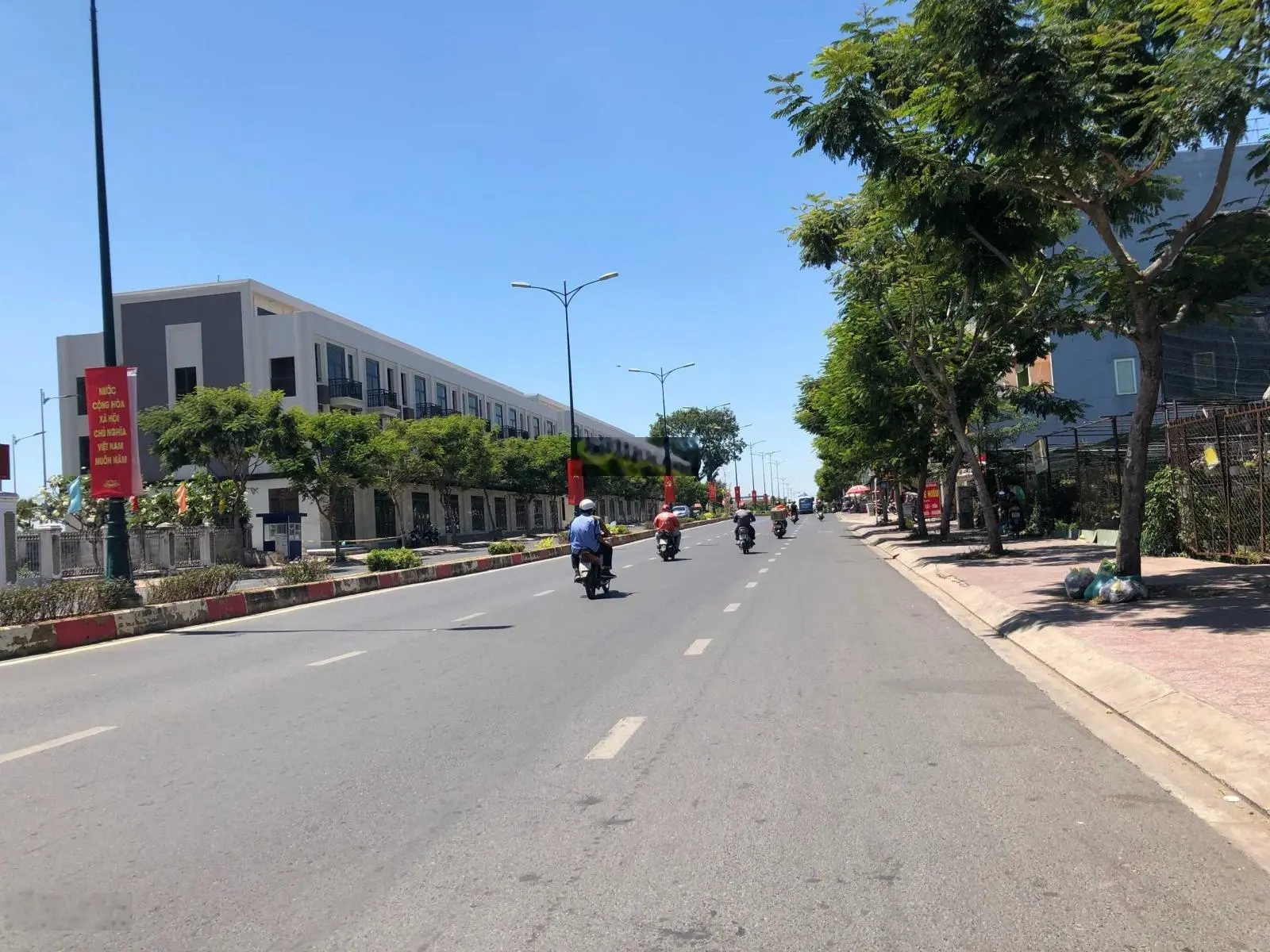 Cực hiếm! MT Lê Văn Việt 15x45m=650m2 công nhận, đối diện vincom, giá 75 tỷ, xây dựng hầm + 7 tầng