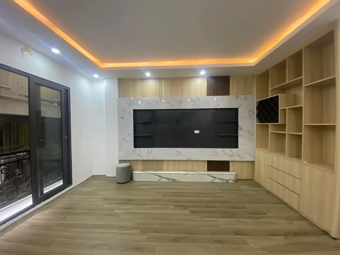 Đội Nhân, Ba Đình. DT 35m2 x 6 tầng, MT 4,3m, giá 9,6 tỷ. Thang máy, phân lô, 20m ra ô tô đỗ