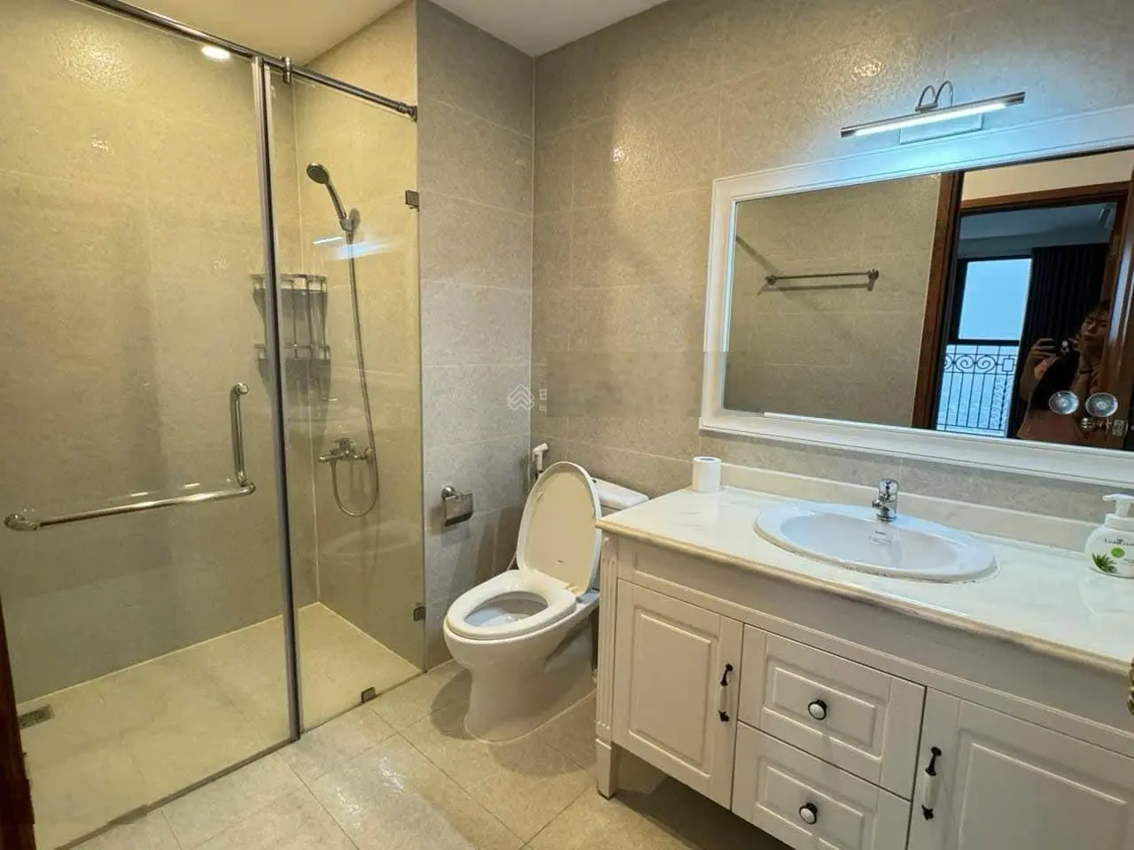 Chính chủ gửi bán gấp căn hộ cao cấp tầng trung, view thoáng mát tại The Emerald, Mỹ Đình. Giá tốt