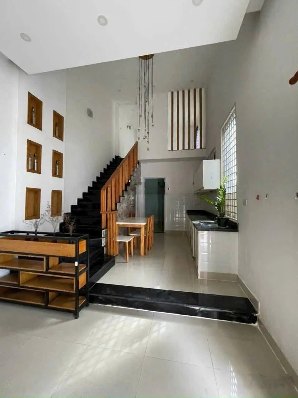 Chủ gửi căn nhà ngay trung tâm Q9 DT 45m2 SHR nằm ngay đường Lê Văn Việt hẻm xe hơi KDC đông đúc