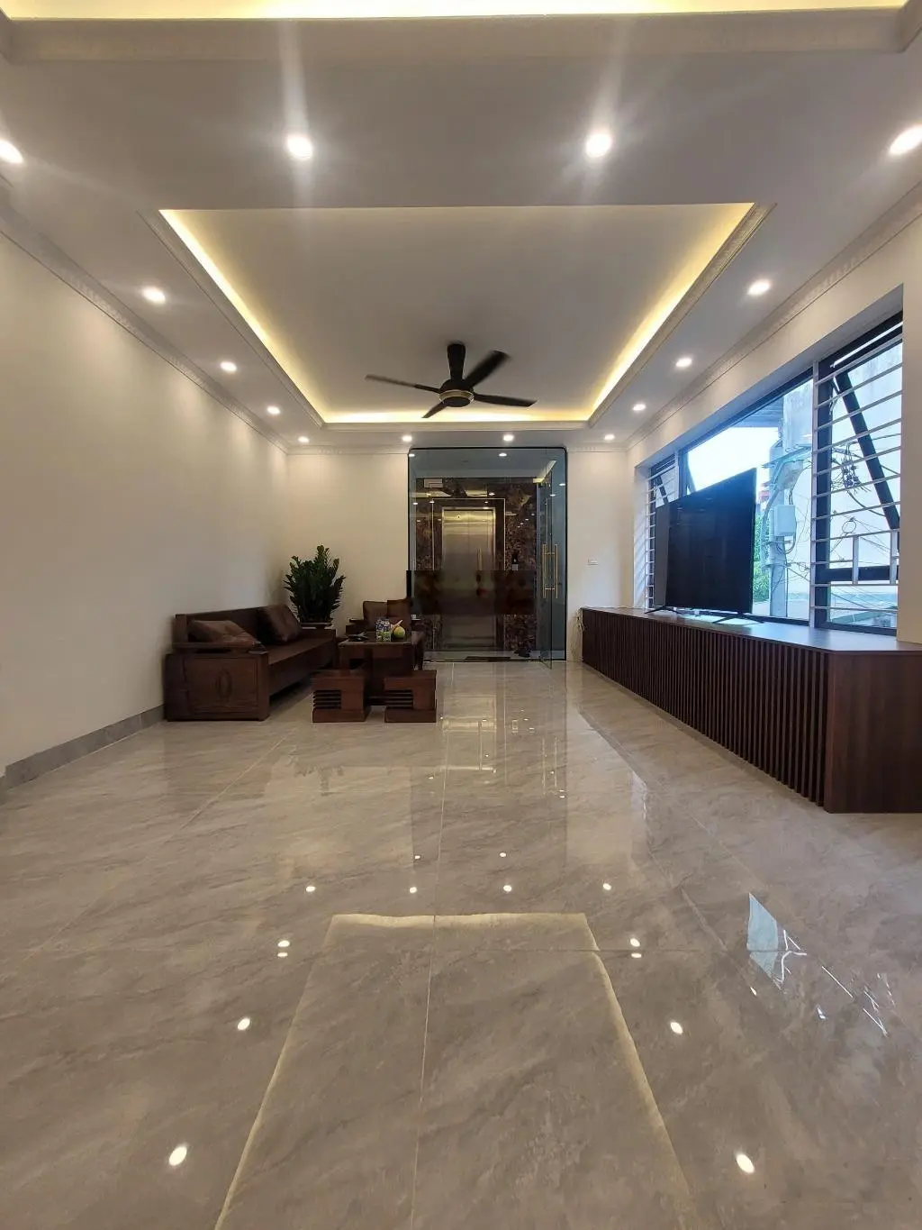 Cổ linh-thạch bàn nhà mới 62m 6 tầng thang máy - full nội thất - ô tô ngủ trong nhà - lô góc