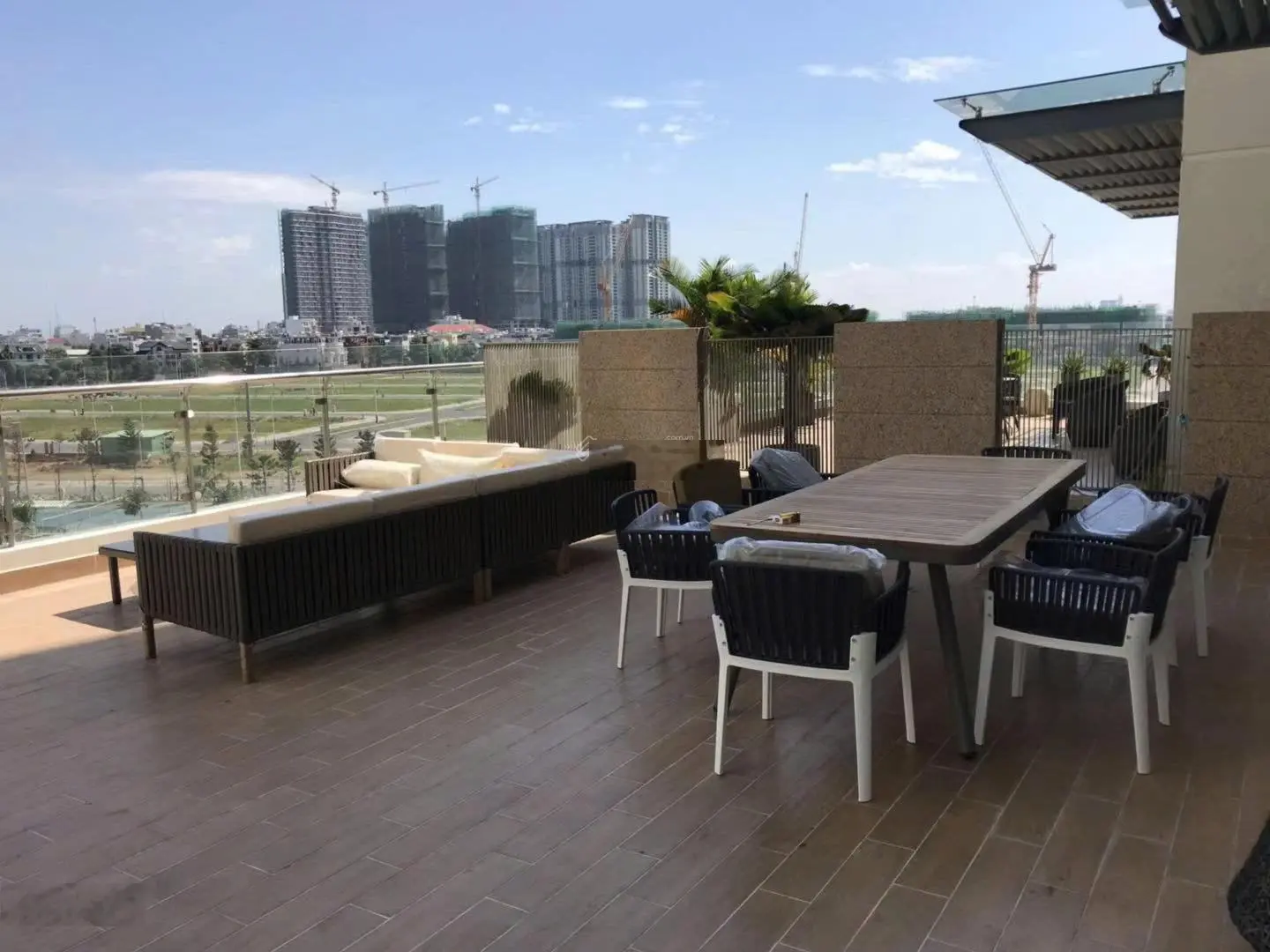 Bán căn hộ sân vườn 3PN tại Đảo Kim Cương. Tổng diện tích nhà và vườn 187m2. Giá bán chỉ 16.5 tỷ,