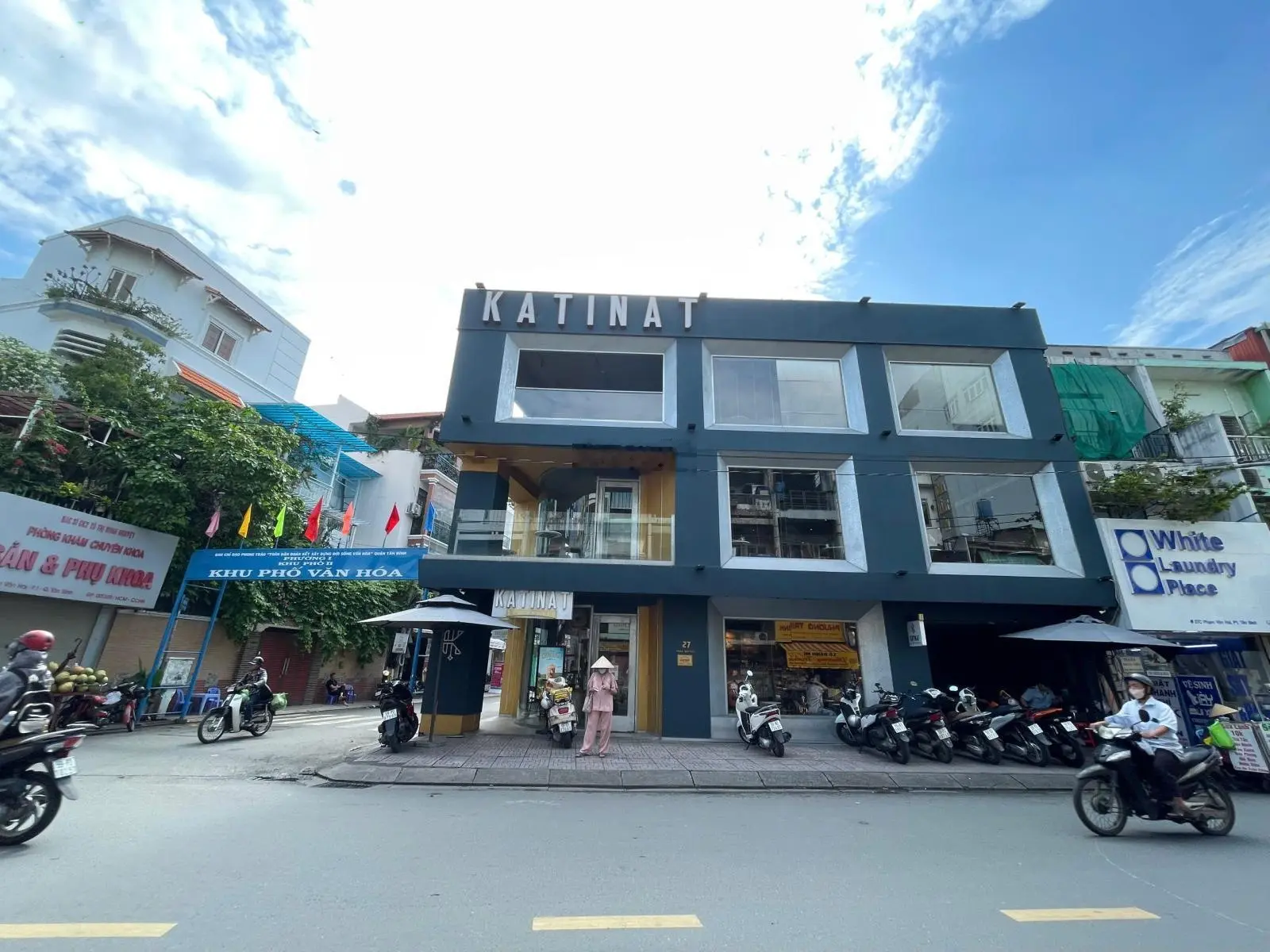 Vô cùng khan hiếm - Bán mặt tiền trục Phan Xích Long - DT: 12 x 16m - HĐT 180tr/tháng - chỉ 99 tỷ