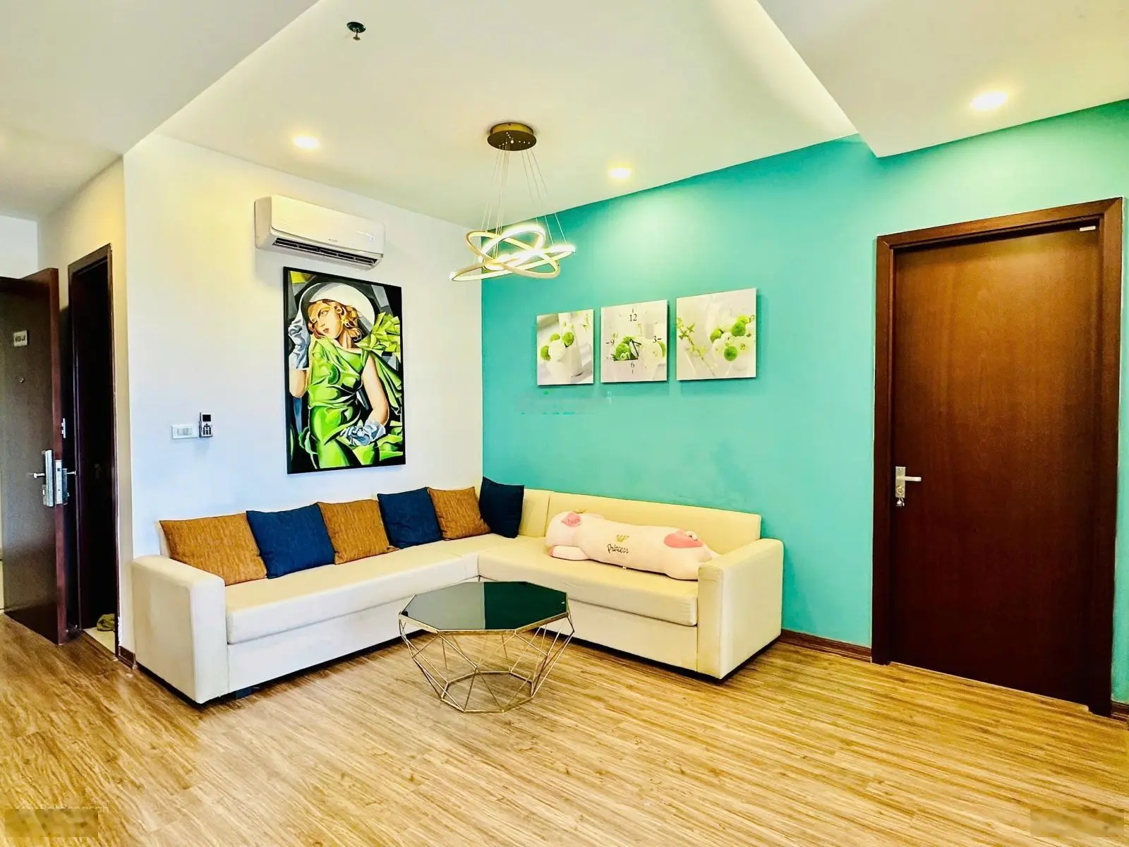 Chính chủ em gửi bán căn Royal Park tầng 9. Diện tích 70m2. 2 phòng ngủ, 2 WC, nội thất siêu đẹp.