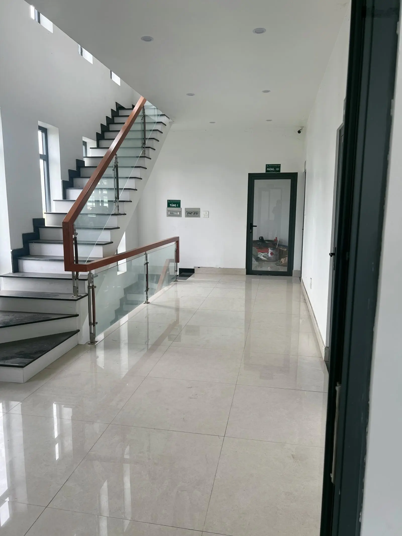 Anh trai ở Hà Nội cần bán khu phức hợp toà nhà và lô đất 600m2 tại KDC Đông An
