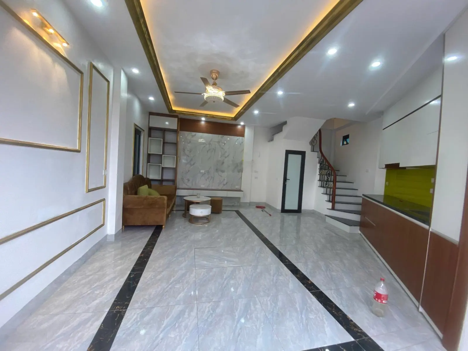 Nhà độc lập 4t*40m2.mặt ngõ có thể kd.sân chơi siêu rộng trước nhà,ô tô đỗ ngày đêm.ở khutrung tâm
