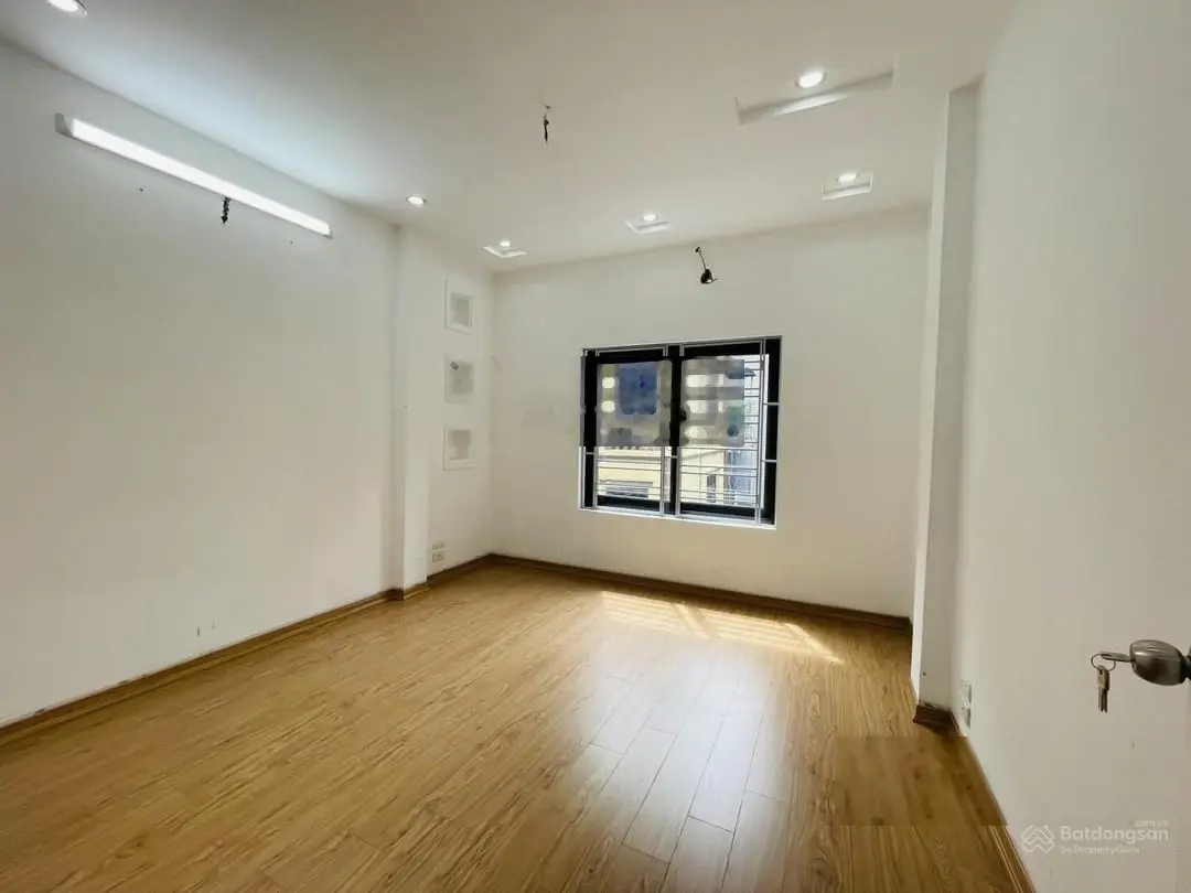 Bán nhà riêng ở đường Lạc Long Quân, giá ưu đãi 8 tỷ VND, diện tích 37 m2