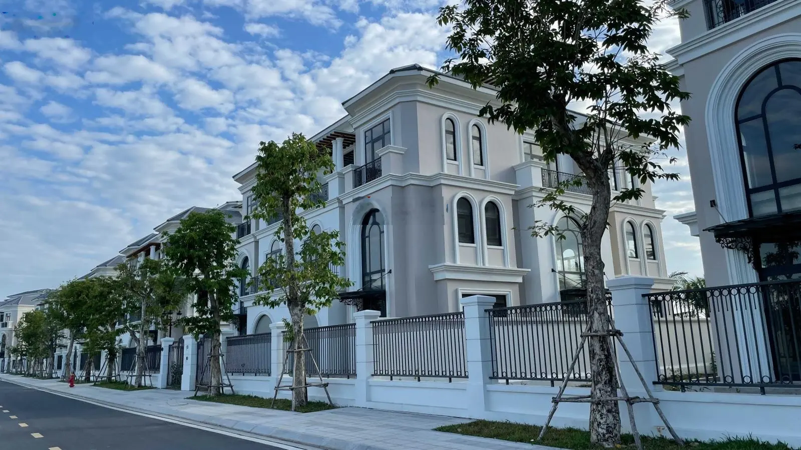 Săn hàng đầu tư nhà phố - biệt thự Vinhomes Quận 9. Liên hệ 0828/030/977 thiện