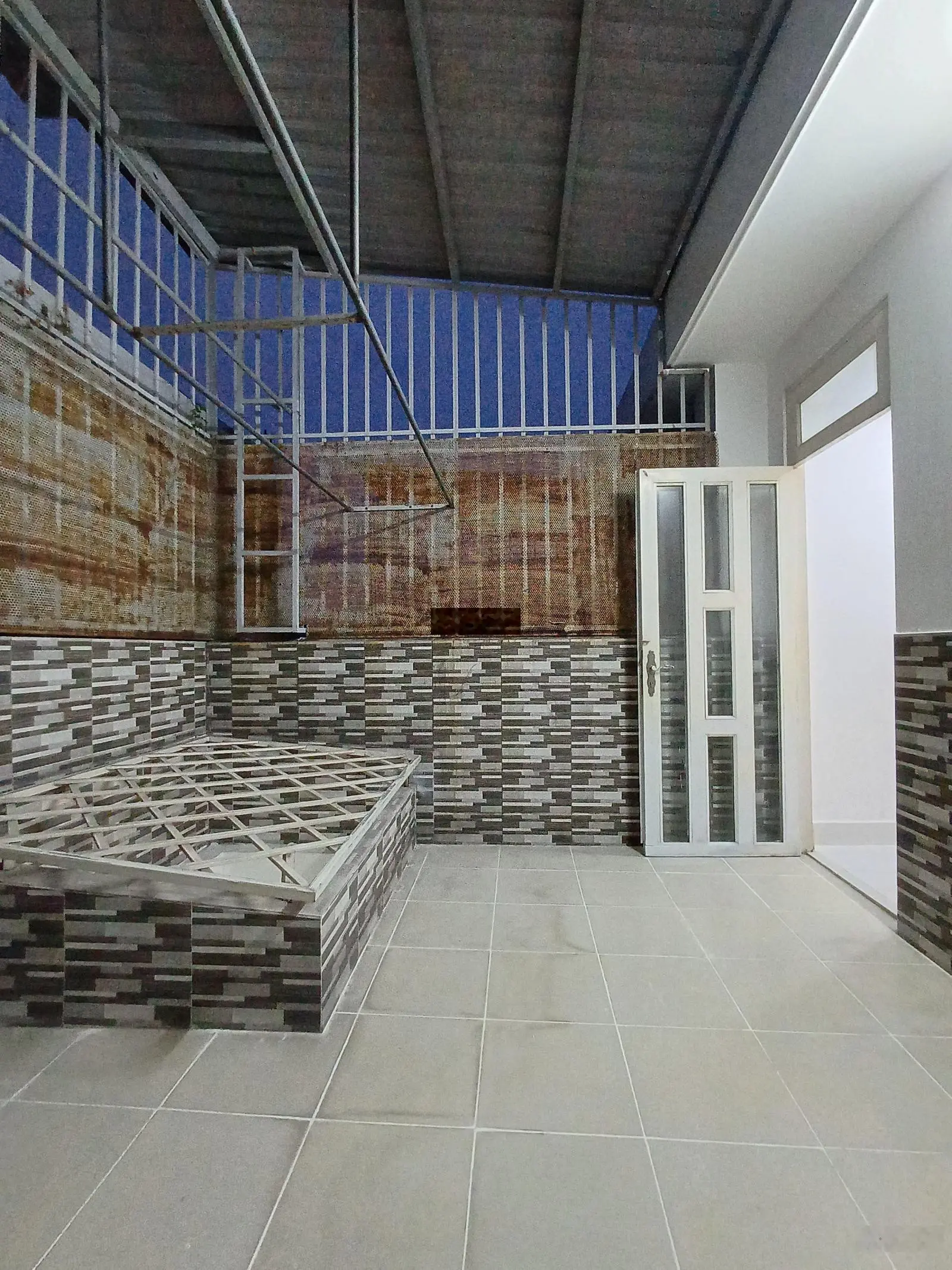 Nhà sân xe hơi 4m*17m - Tô Ngọc Vân - Ngã Tư Ga 2km - Phường Thạnh Xuân - Q12 - HCM