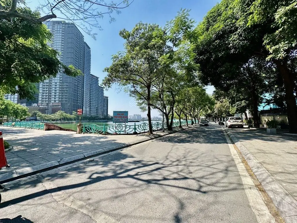 Bán nhà Tô Ngọc Vân, ô tô vào, trước nhà thoáng, 70m ra Hồ Tây