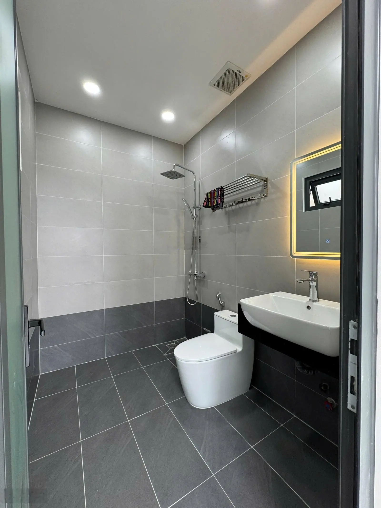 Bán nhà mới 3 tầng mặt tiền đường Hùng Vương (QL1A) thị trấn Diên Khánh, cách cây Dầu Đôi chỉ 300m