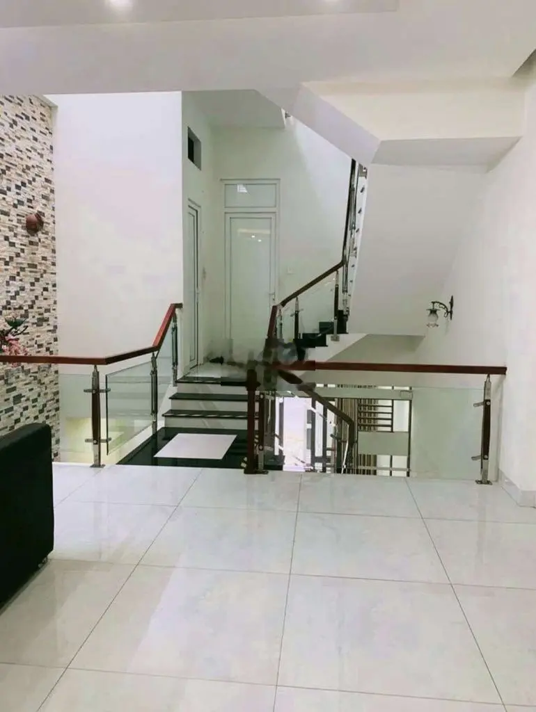 Nhà 3 tầng đường 10,5m Lương Định Của