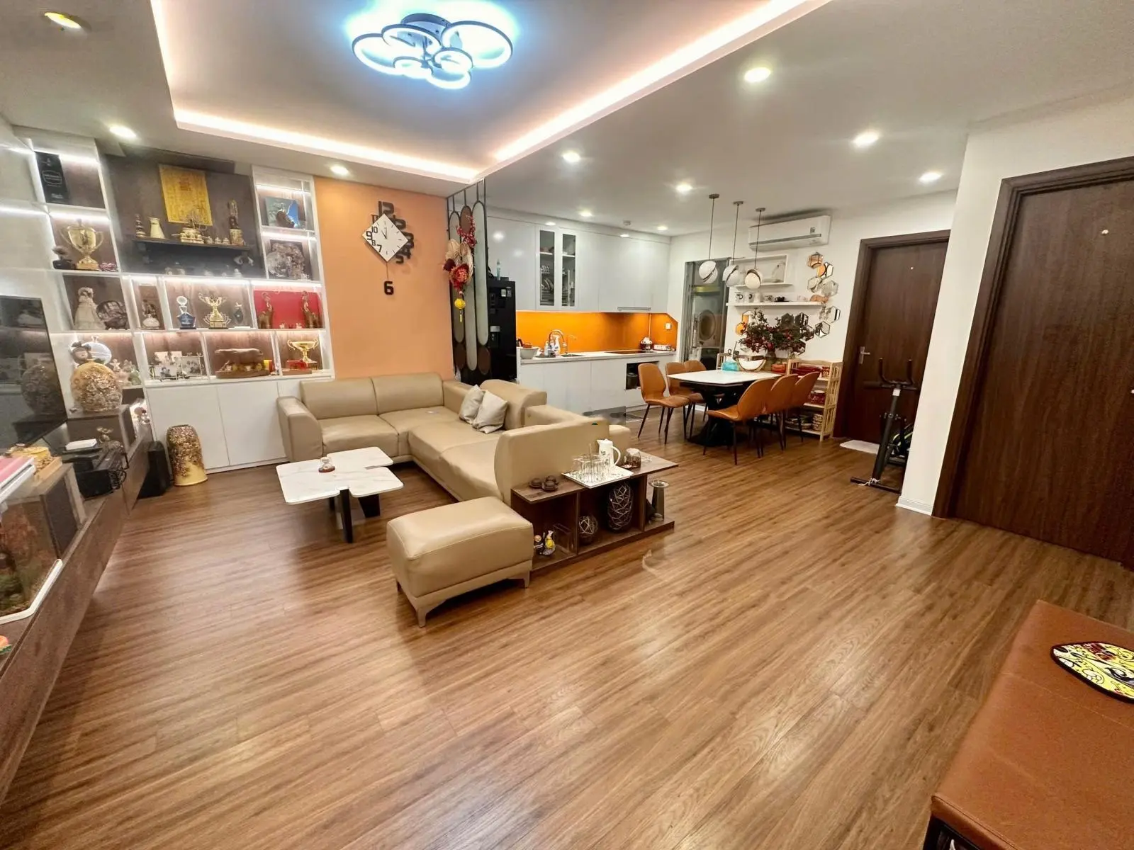 Bán gấp căn hộ 2PN 73m2 full đồ để ở, giá 3,55 tỷ Liên hệ: 0352051199