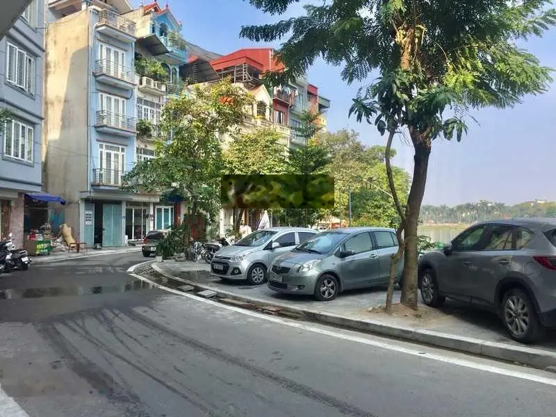 Tòa nhà bán ở mặt hồ 6 tầng tuyệt đẹp xe hơi đỗ thoải mái, vỉa hè rộng thanh bình và lãng mạn