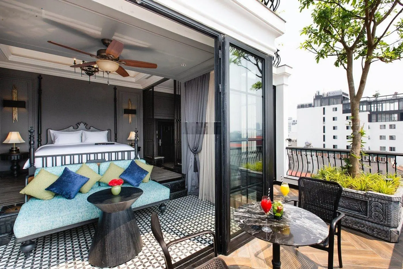 Bán khách sạn mặt phố Hàng Bè 300m2 x 12 tầng, MT 9m - 61 Phòng kinh doan - 1 hầm- có bar- bể bơi
