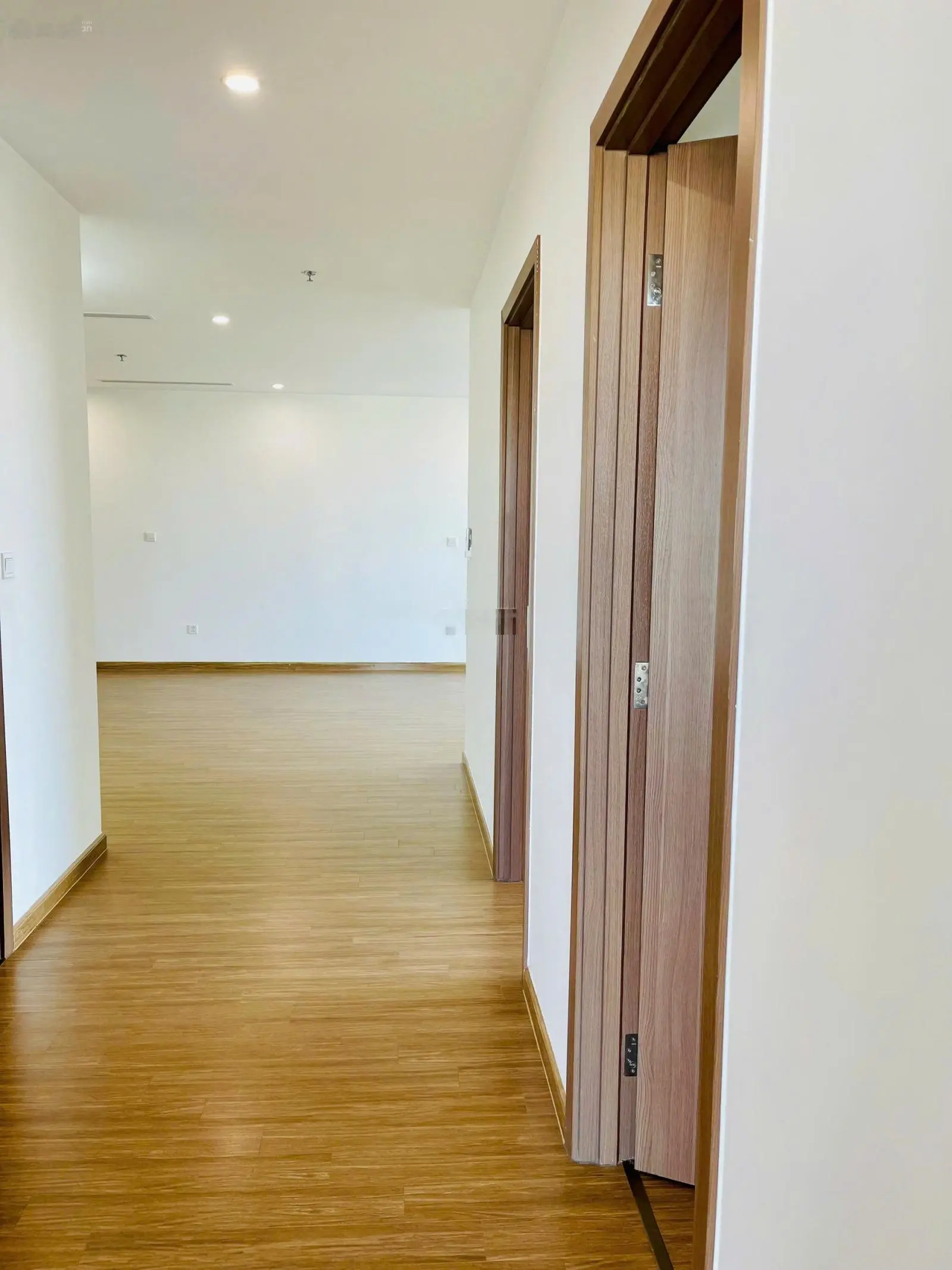 Chính chủ bán căn góc 4 ngủ full nội thất liền tường. Dt 155m2 view trọn Hồ, giá 18 tỷ