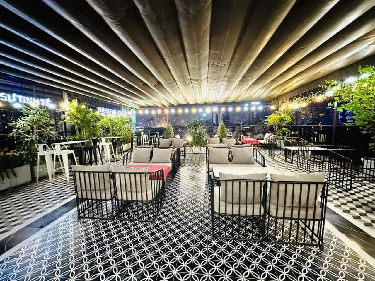 Cực hiếm, siêu vip, bán nhà mặt phố Hoàng Cầu, Đống Đa, mặt tiền quyền lực, 250m2,9 tầng, thang máy