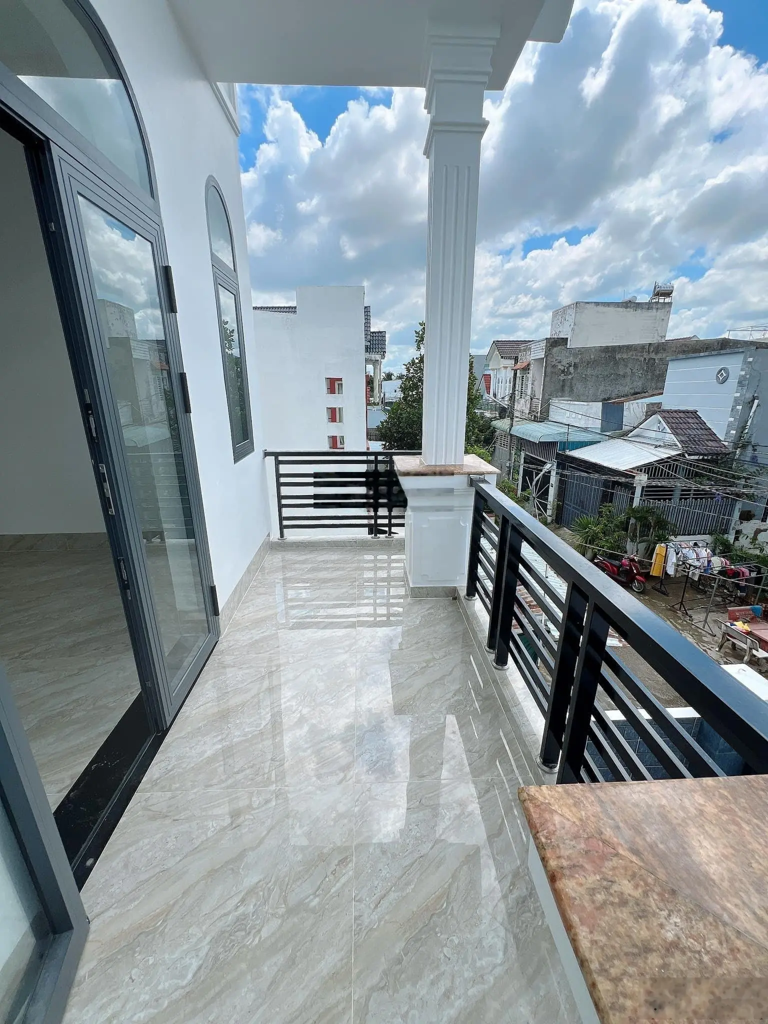 Bán nhà lầu mới 100% sổ hồng hoàn công DT 4,6 x 19 có sân đậu oto nhà gần chợ bình thủy giá 9 chủ
