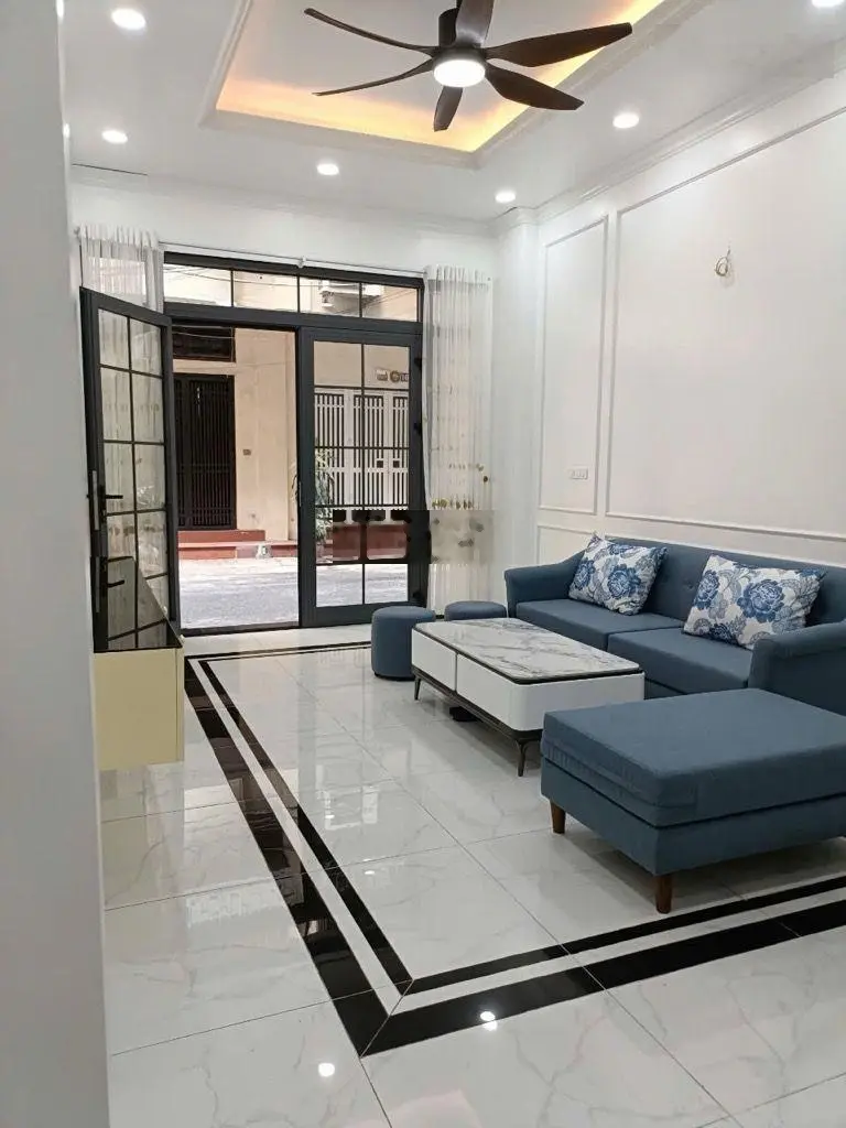 Bán nhà 4t DT 48m2 ngõ 447 phố Ngọc Lâm. đường 3 ô tô tránh. kinh doanh, cạnh vườn hoa, gần trường