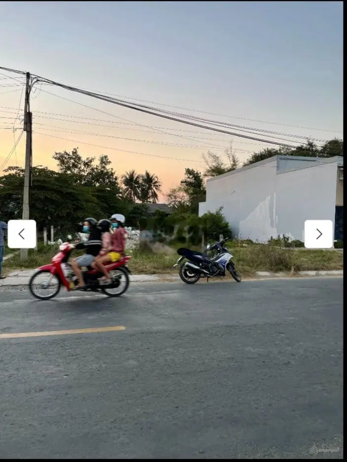 BÁN ĐẤT MT DT885 GẦN C.A HUYỆN GIỒNG TRÔM