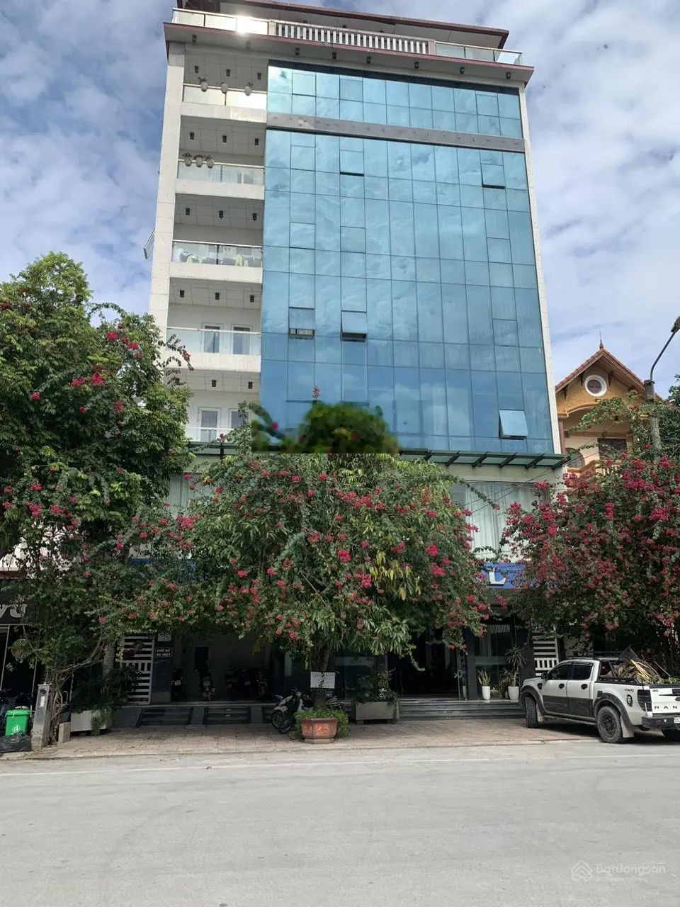 Bán khách sạn 16 Tôn Đức Thắng, P. Đông Thành - TP Ninh Binh - đang vận hành tốt