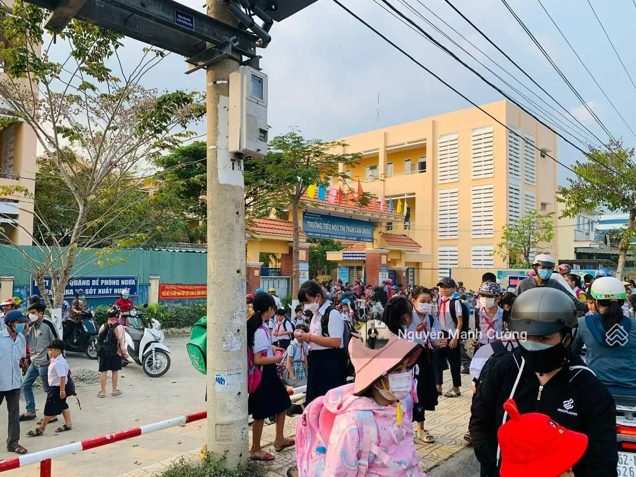 Bán nhà đối diện trường tiểu học Cần Giuộc, đường lớn sầm uất. Giá tốt