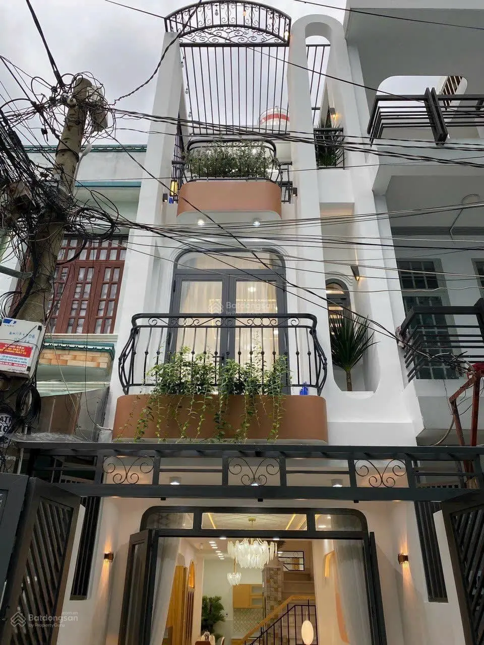 Cần bán gấp nhà Trần Tuấn Khải, P 5, Q 5, DT 67,5m2, gần chợ Hoà Bình, cho thuê 33tr, giá 2 tỷ 850.
