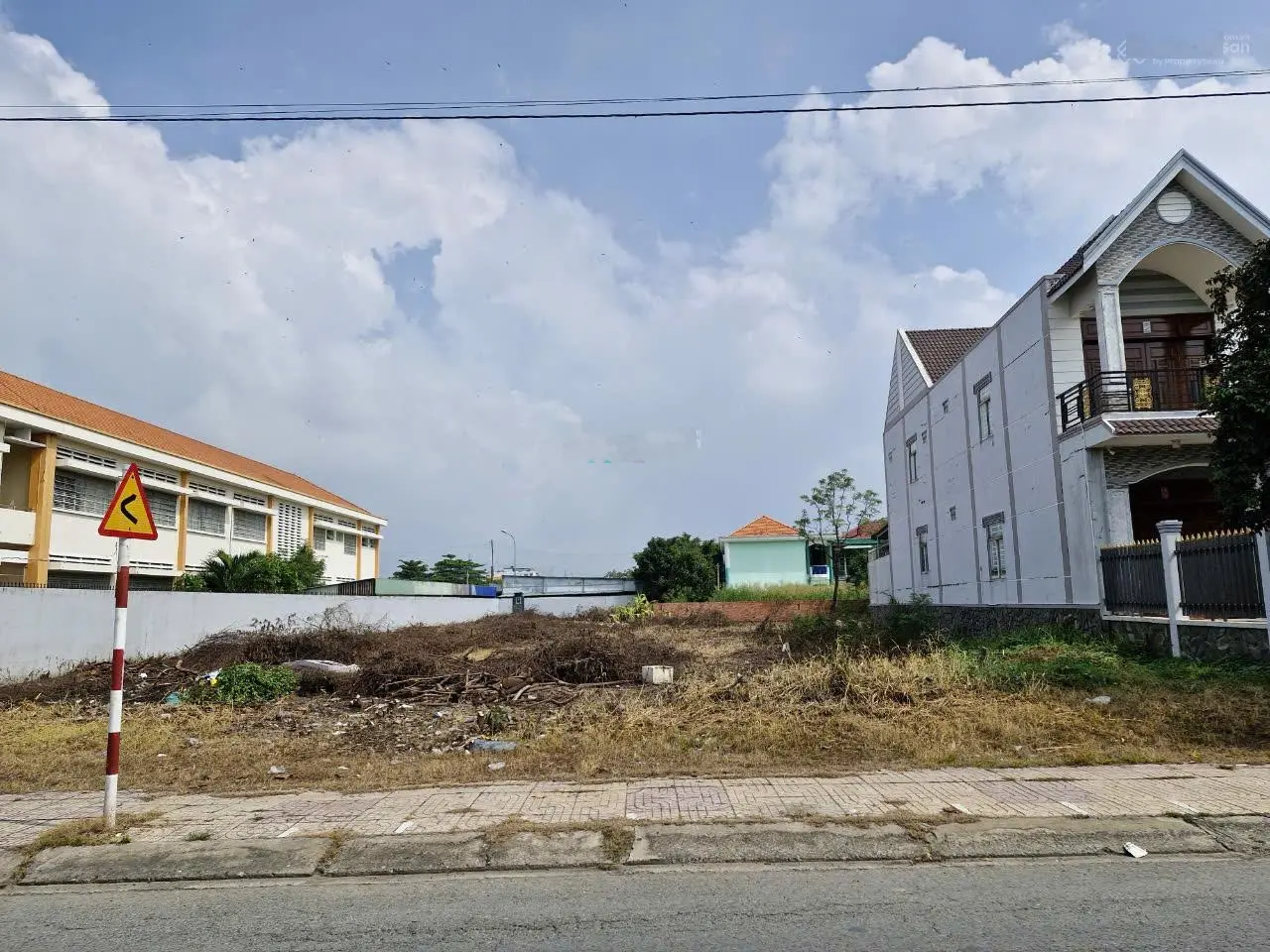 Chủ gửi bán lô đất 400m2 mặt tiền đường Nguyễn An Ninh TT Cần Giuộc thích hợp làm biệt thự nhà vườn