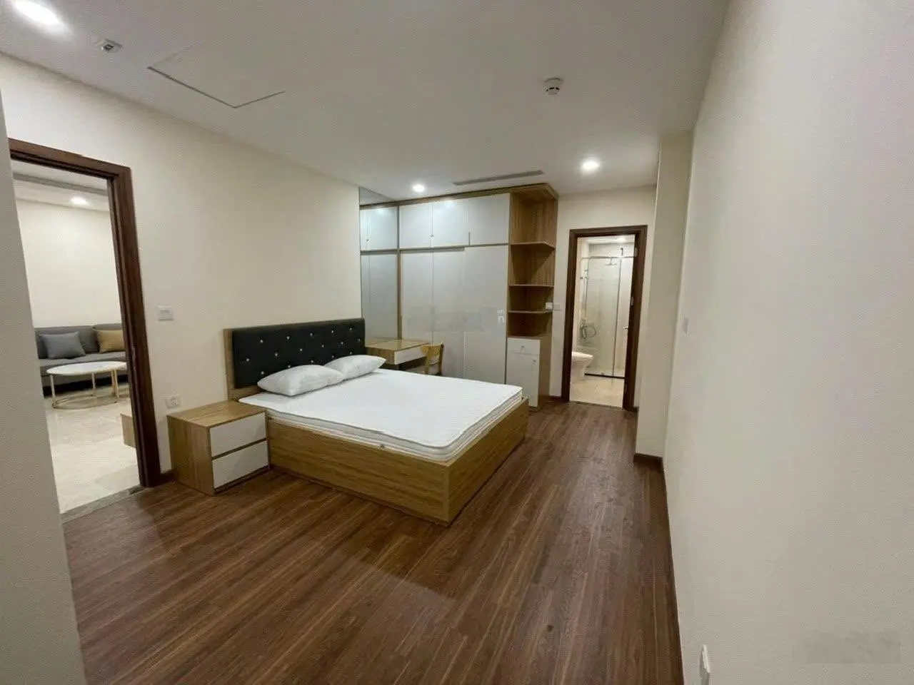 Tôi chính chủ cần bán gấp căn hộ tầng trung, căn góc 2 mặt thoáng. View triệu đô, siêu thoáng mát.