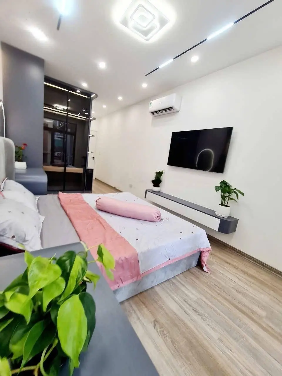 - Siêu phẩm mặt phố Mai Dịch, vỉa hè rộng, kinh doanh đỉnh, ô tô đỗ ngày đêm, 55m2x5T. Chỉ 2x Tỷ