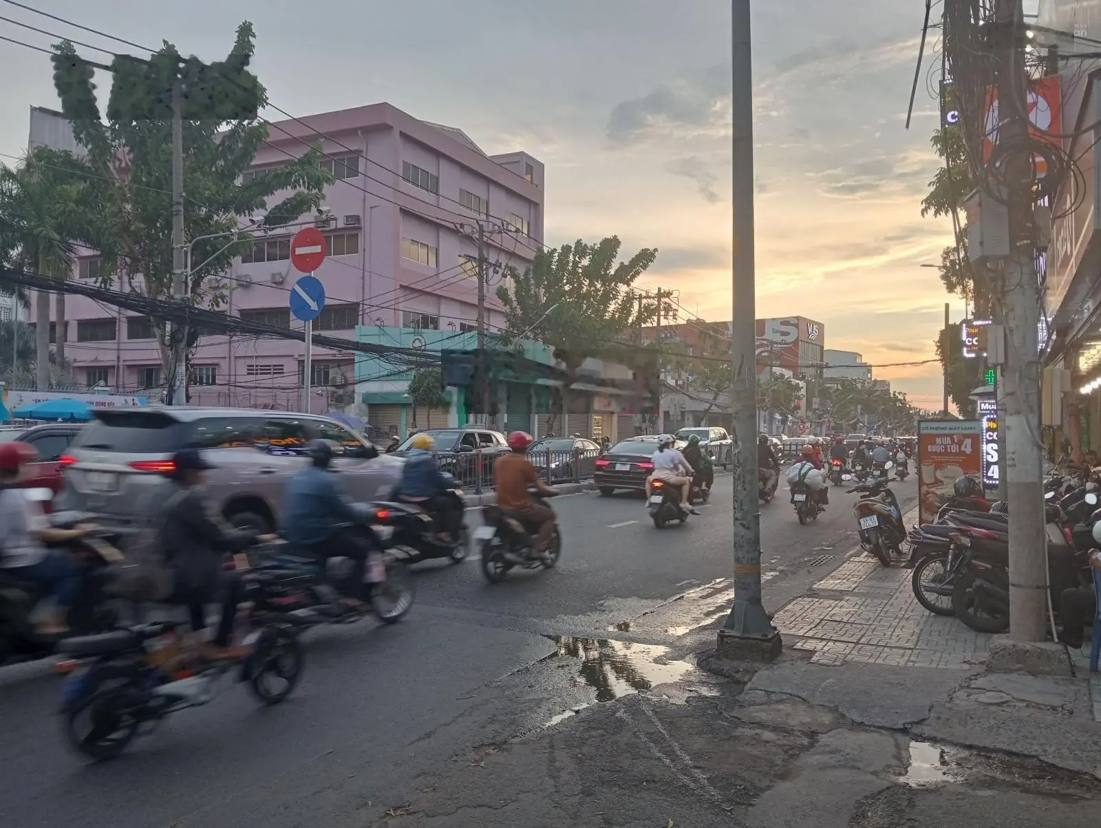 Nhà chính chủ 4x10 - 2 Tầng BTCT - SHR sát Co.op Mart Quang Trung