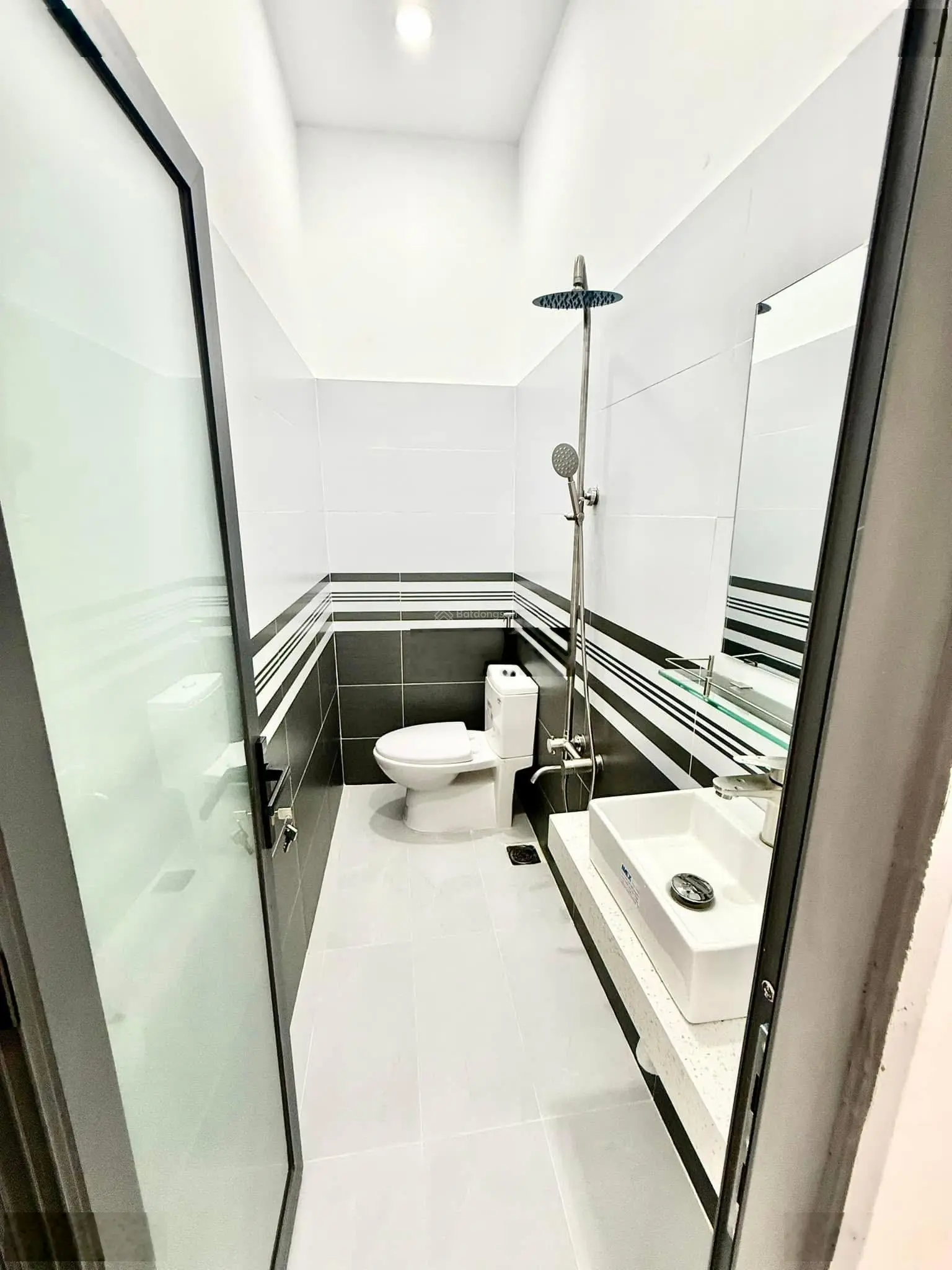 Nhà sổ hồng riêng chỉ 1 sẹc - có phòng tầng trệt cho người lớn tuổi