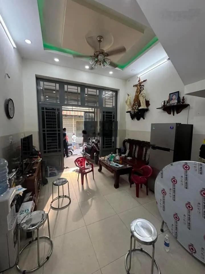 Kẹt tiền bán gấp căn nhà gần chợ Phú Lạc, Trịnh Quang Nghị, đang cho thuê 8 tr 1 tháng, giá 1 tỷ050