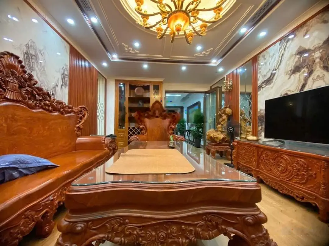 Mặt phố - lô góc Ngọc Thụy, Long Biên