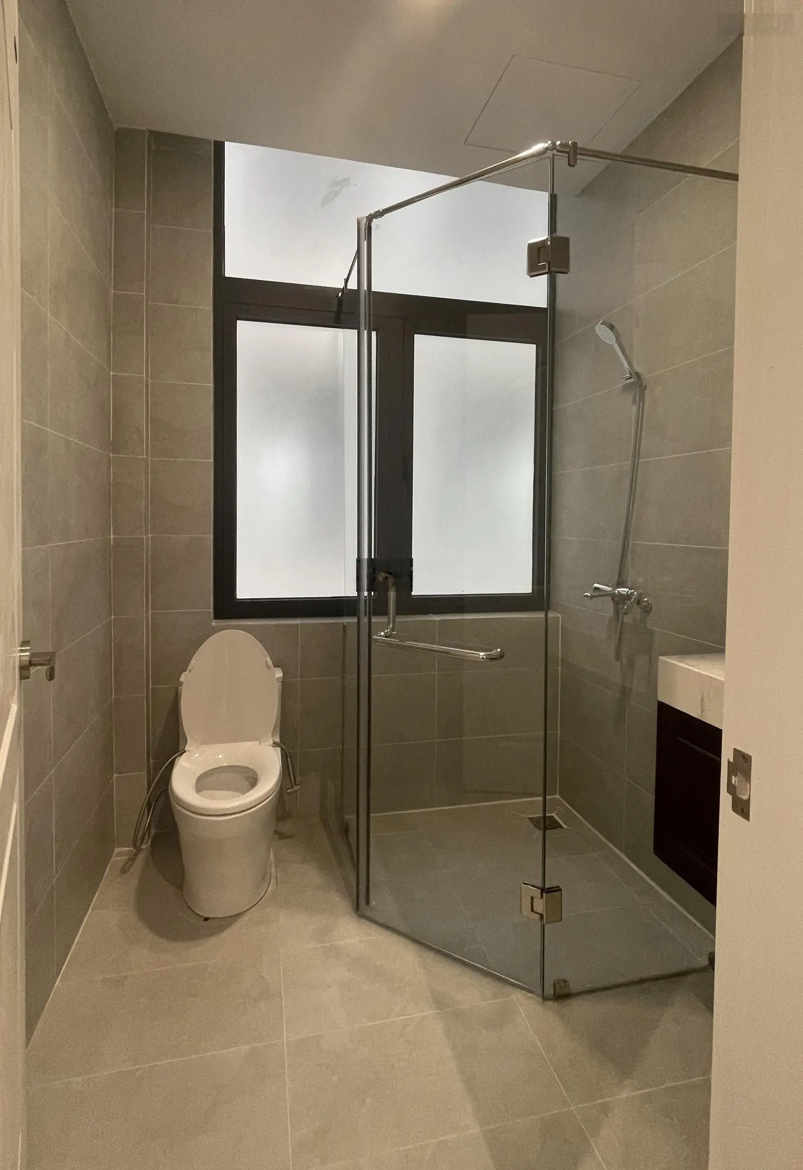 Bán căn nhà phố hoàn thiện cơ bản, sẵn hợp đồng thuê chỉ 17 tỷ, có sổ hồng tại Vinhomes Grand Park