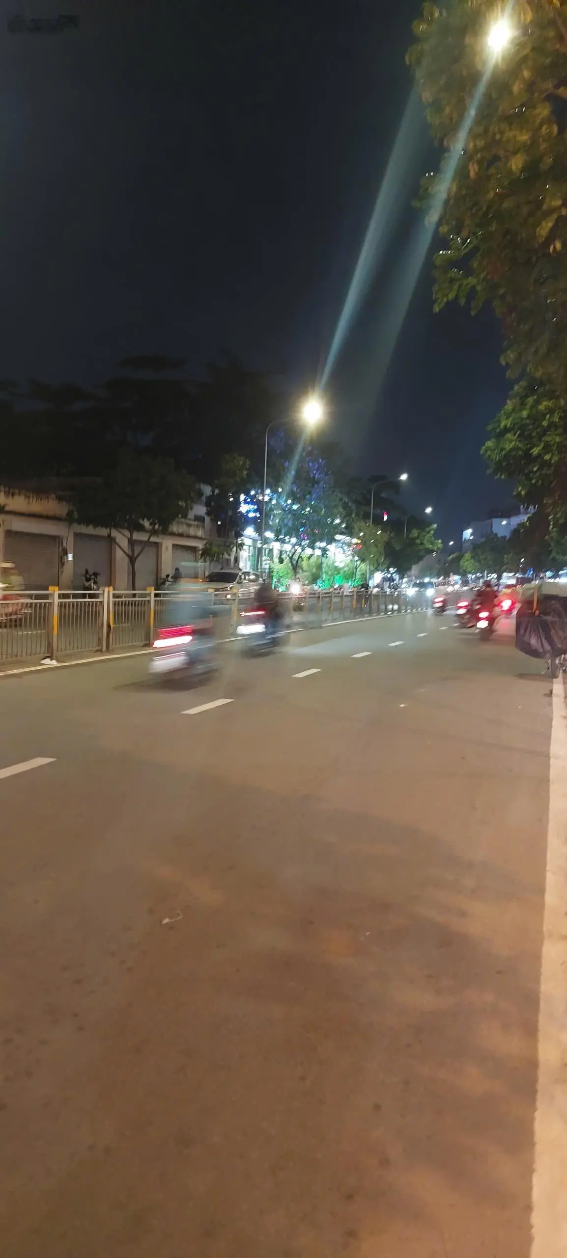 Bán đất lớn. CN: 3850m2. 3 mặt tiền đường Kênh Tân Hoá. DT: 39x100m. Giá: 250 tỷ còn thương lượng