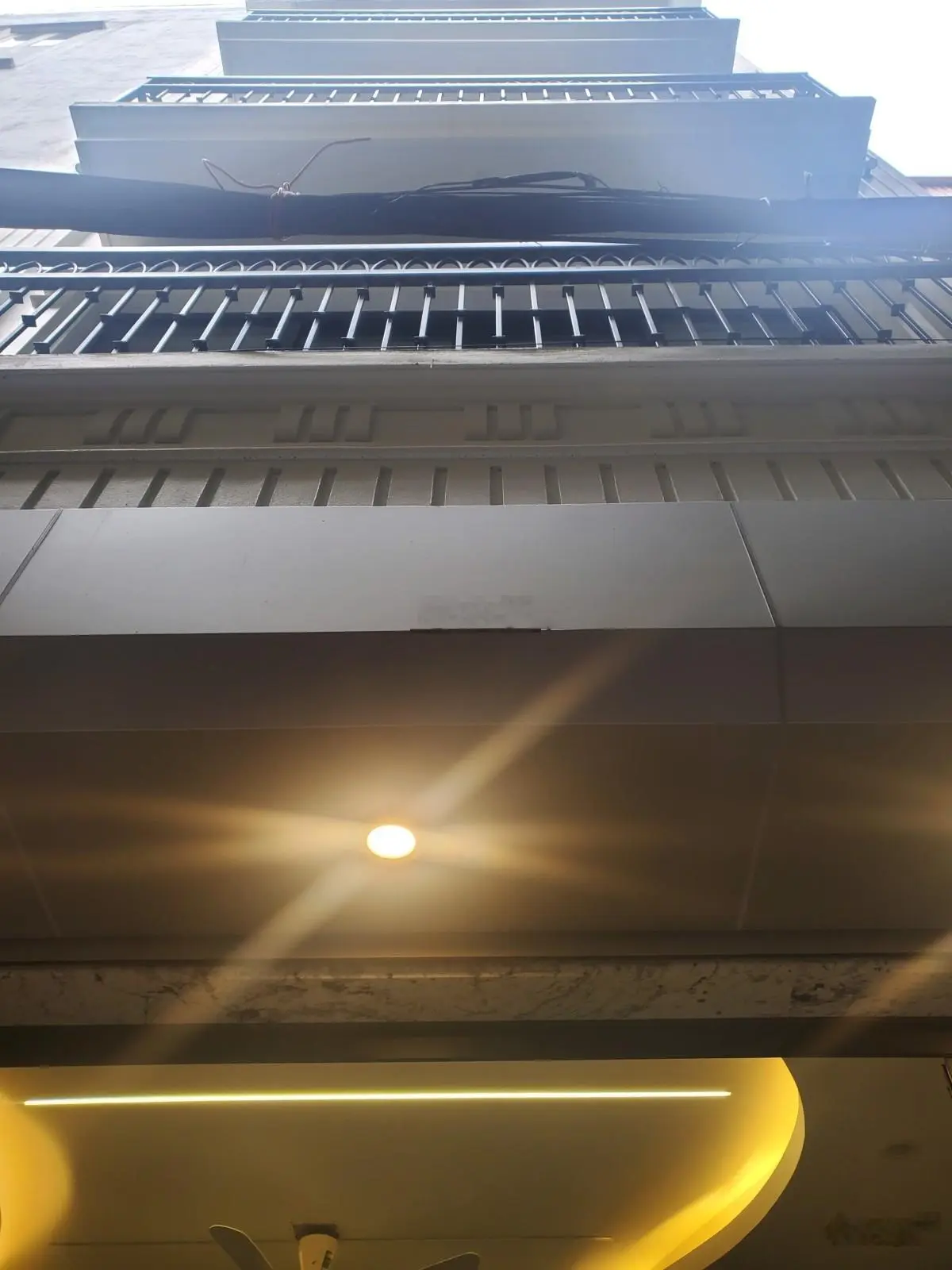 Gấp gấp Nhà riêng phố Vũ Ngọc Phan 50m 5Tg MT 4m chỉ 14,9 tỷ lô góc ôtô KD sầm uất.