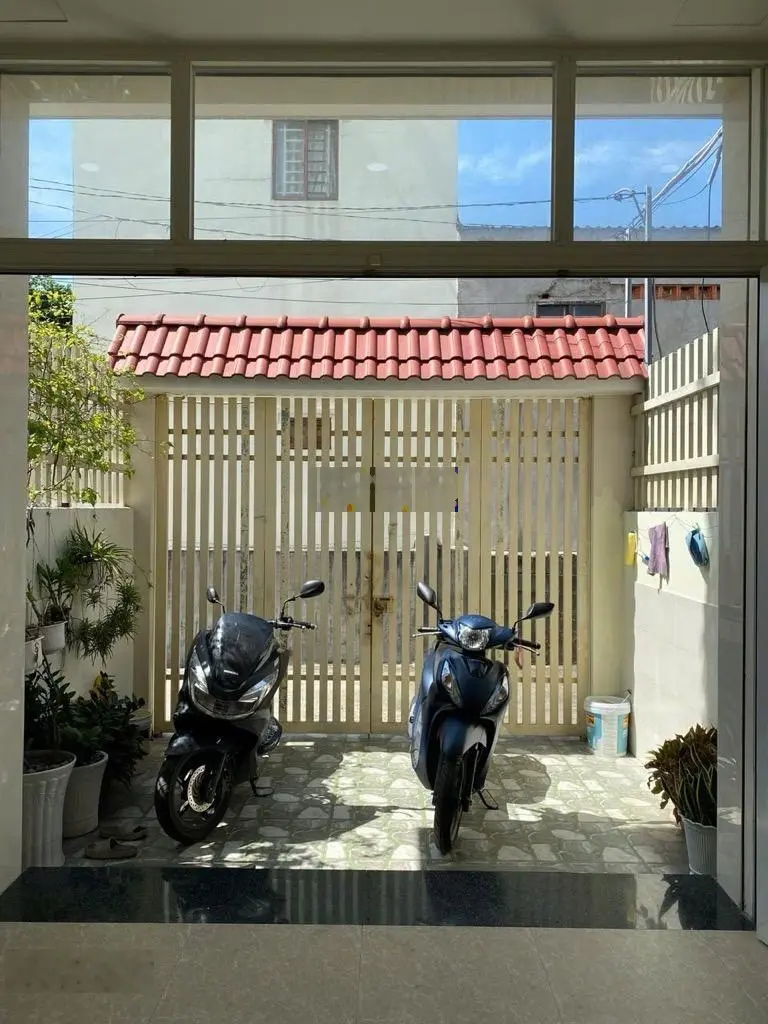 Chỉ xách vali về ở đường 8, Linh Trung 86m2 nhà đẹp 3 tầng 4PN 6.2 tỷ xe hơi ngủ trong nhà