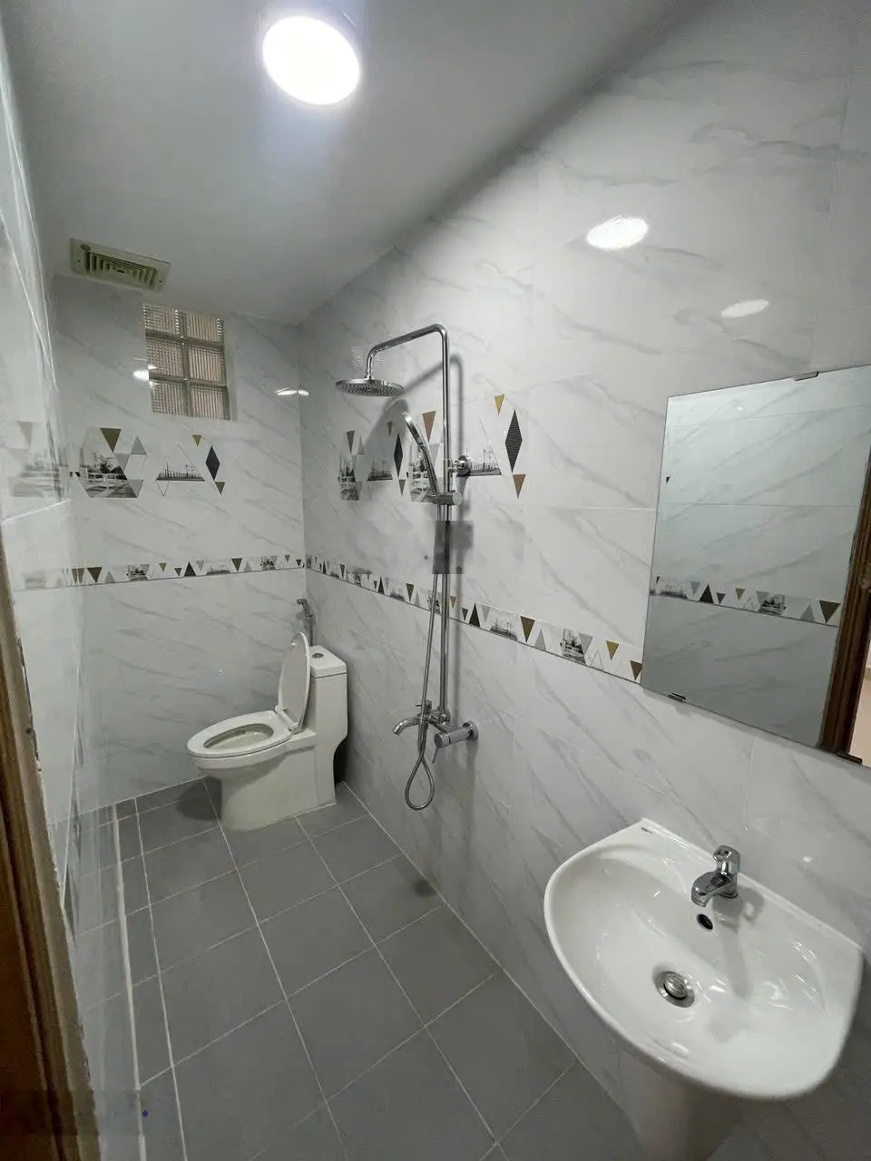 Nhà Trệt- 2 Lầu. Gần Làng ĐHQG Tp.HCM. DT: 73M2. Giá: 4.1 Tỷ Tl