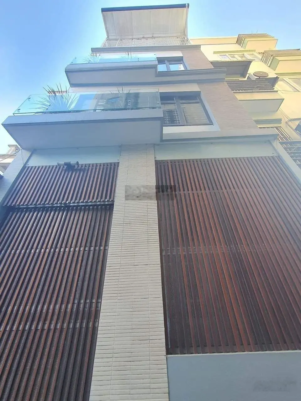 Giáp Trịnh Công Sơn, Tây Hồ - Nhà 50m2 x 4 Tầng, 1 nhà ra phố, Ô tô, ngõ nông, thoáng. Chỉ 9.5 Tỷ.