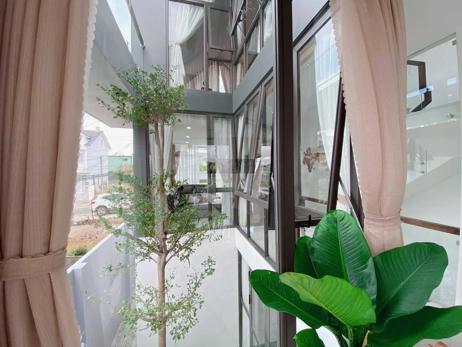 Villa mới đẹp mặt tiền Lý Nam Đế 176m2 ngang 8m 3 tầng đã hoàn công cách trung tâm chỉ 2,5km