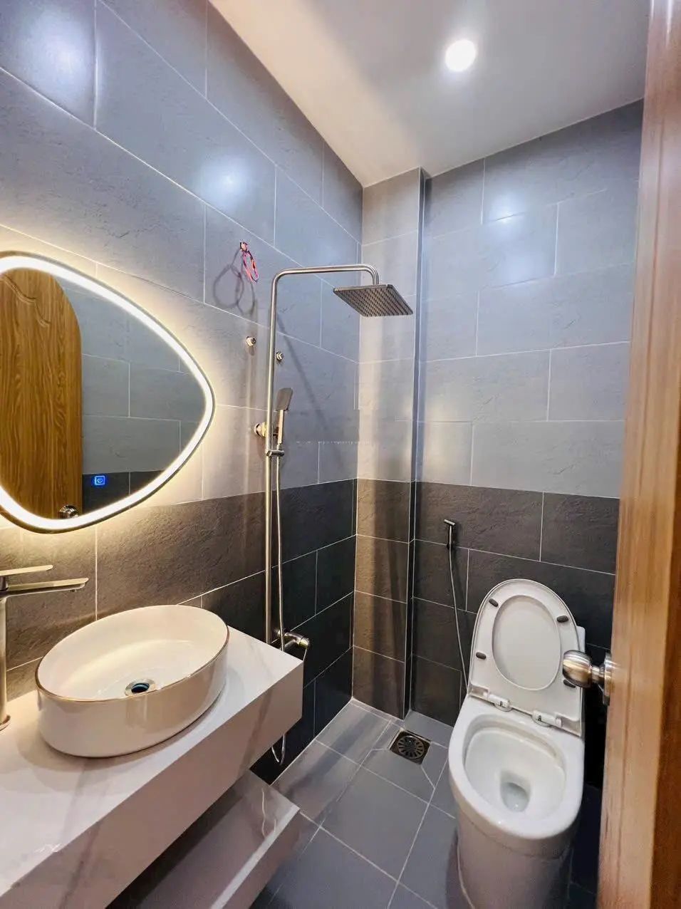 Chủ gửi bán gấp căn nhà 2 tầng ngay sát đường Đặng Văn Bi, Trường Thọ DT 80m2 giá chỉ 5 tỷ, SHR