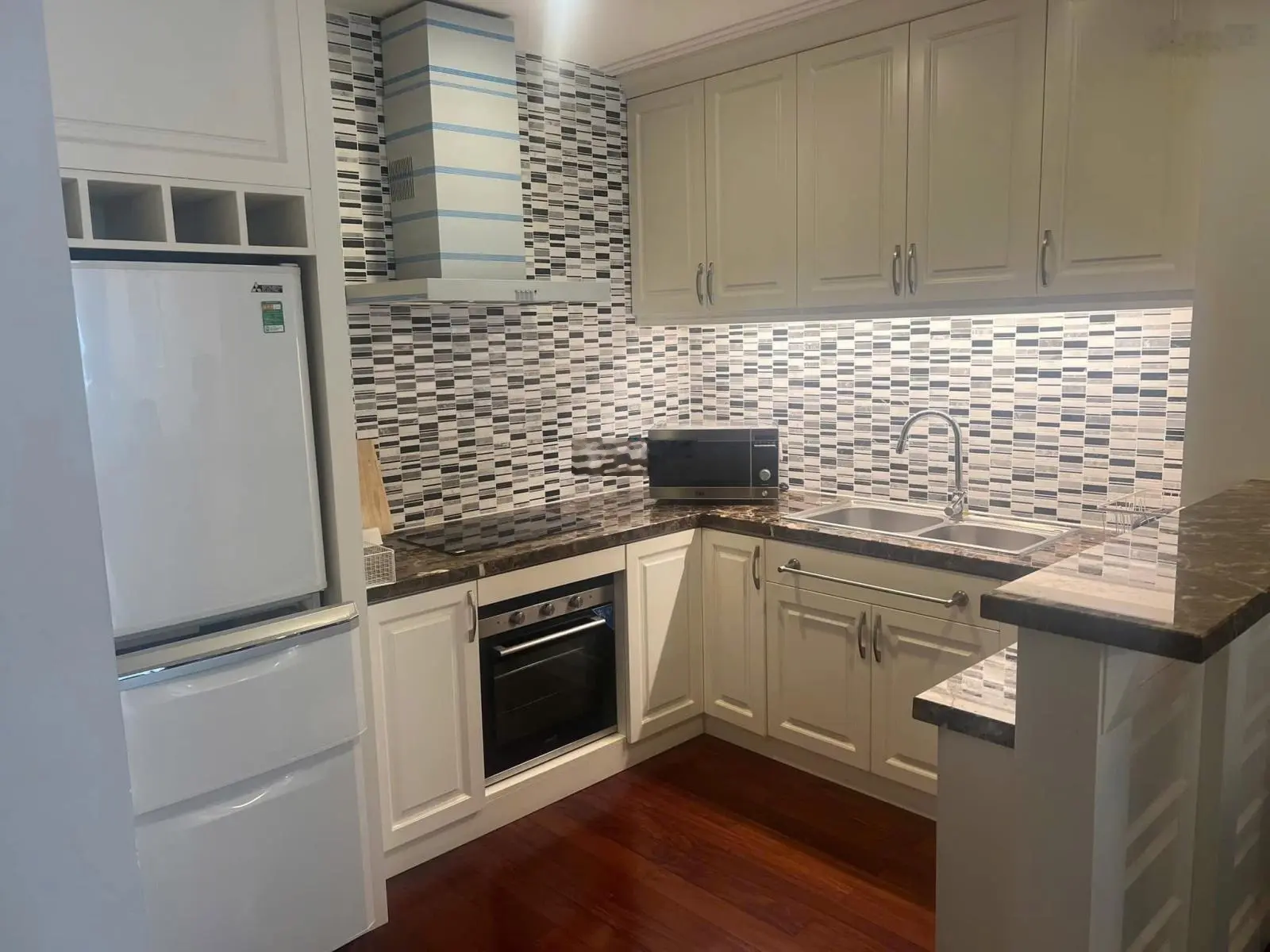 bán nhà phố duy tán cầu giấy , 100m2 4 tầng , mặt tiền 4m , đường 10 mét , kinh doanh đỉnh , 39 tỷ