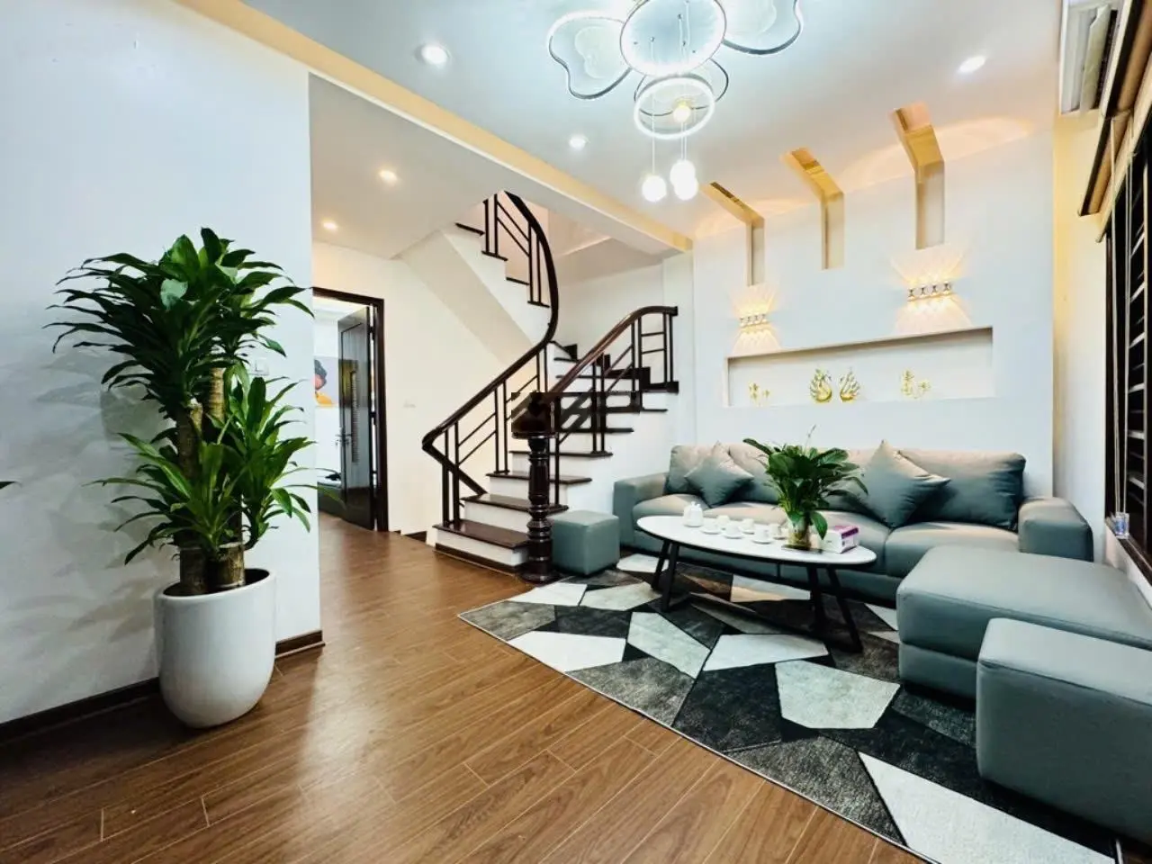 Bán nhà Gốc Đề Mình DT 50m2 * 5tầng MT 5,5m giá 7,680 tỷ