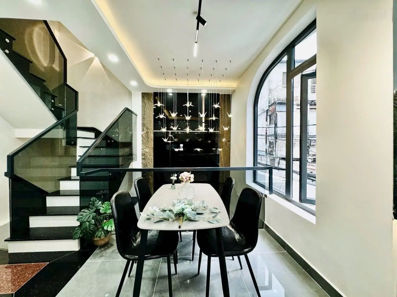 Giá cực sốc Lý Thái Tổ, P. 10, Quận 10, 6 tỷ 750 hẻm xe hơi 64m2 đang cho thuê 24 triệu/tháng SHR