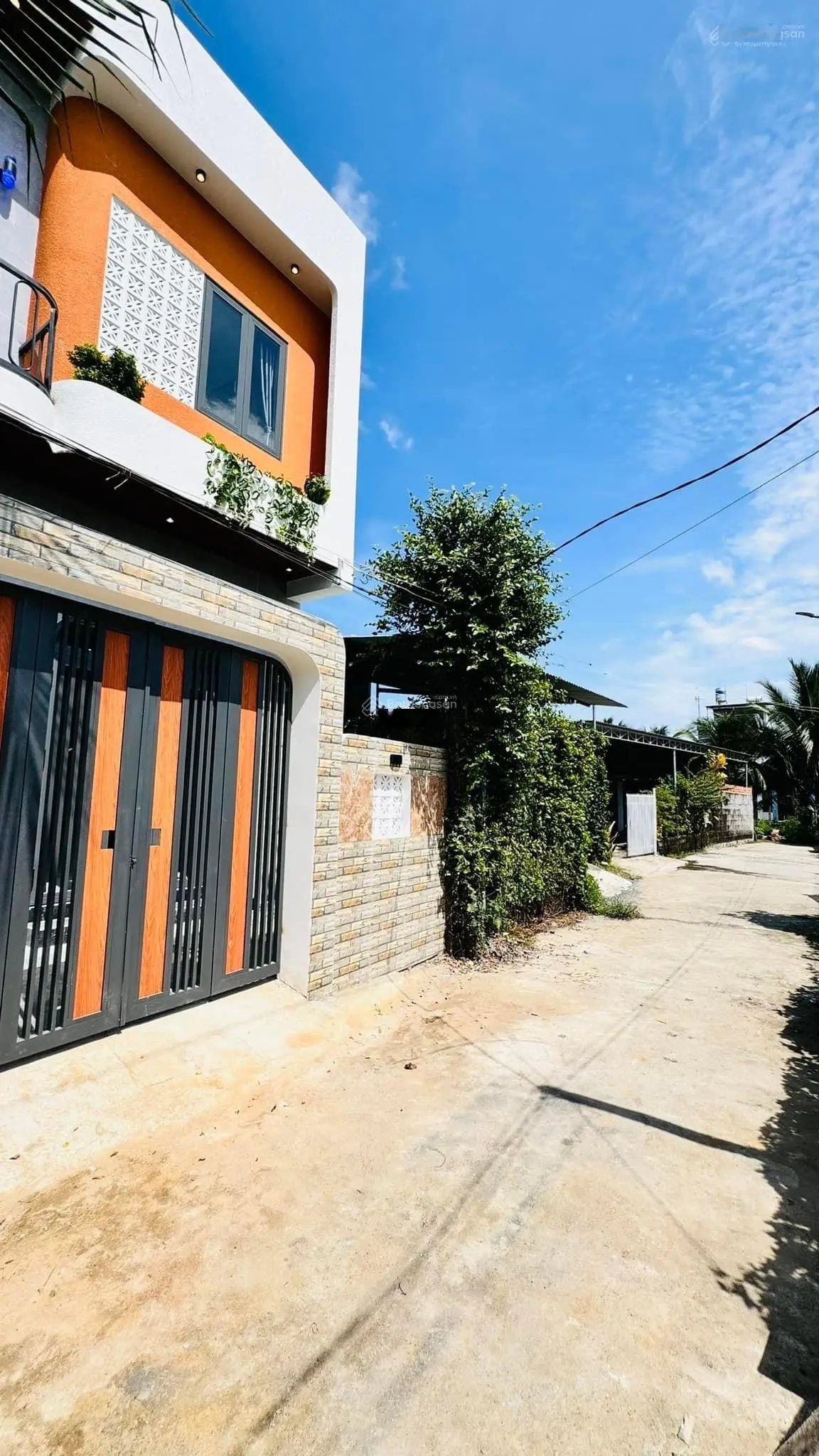 Nhà lầu diên Khánh mới xây siêu đẹp, đường ô tô tận nhà. Giá rẻ. Sổ Hồng giấy phép xd đầy đủ