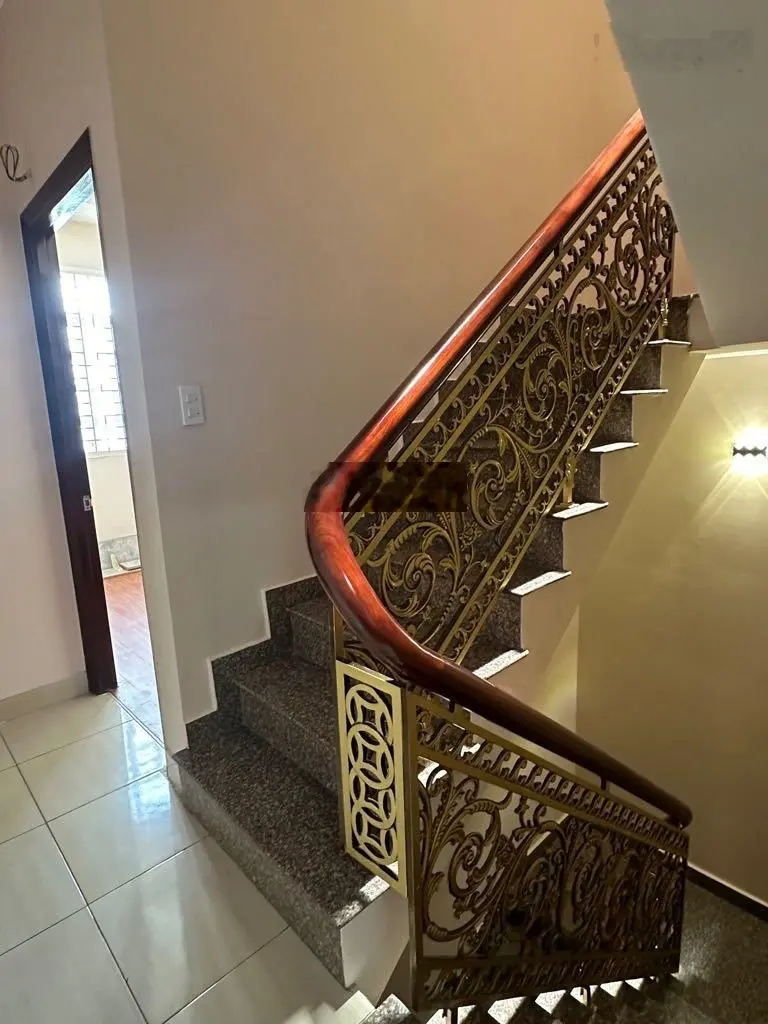 Bán nhà mặt tiền Nguyễn Tri Phương, ngang đẹp 4m5 - nhà đẹp 6 tầng, xem nhà ngay. Tl mạnh Quận 5