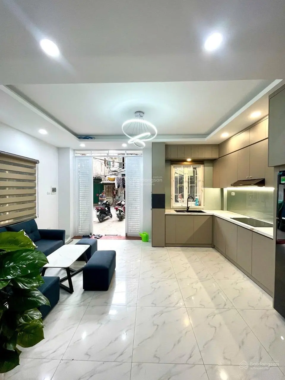 Tôi chính chủ cần bán nhà phố - Đại La - 30m2 ngõ 3m - sân trước nhà để 50 xe máy - lô góc 3 thoáng
