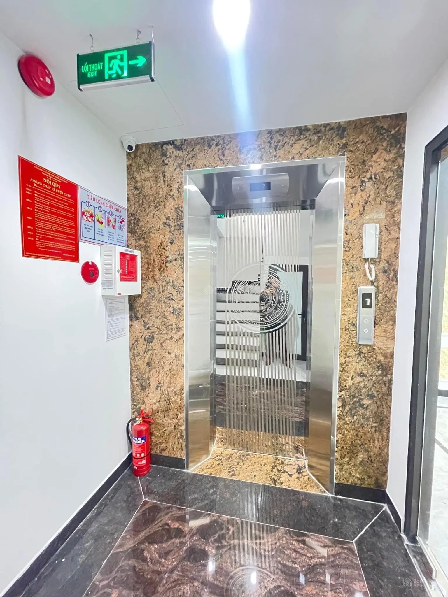 34 tỷ có nhà mặt phố Nguyễn Khang 75m2 8T MT6m vỉa hè 3 làn ôtô chạy. phù hợp với ở và kinh doanh