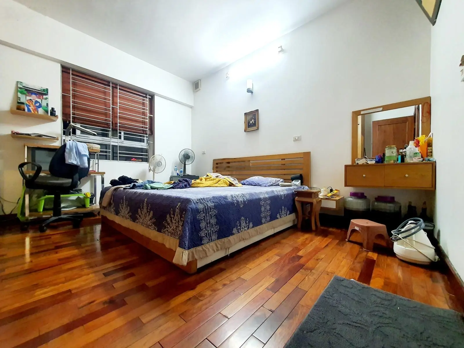 Cực hiếm! Bán căn hộ chung cư đường Cầu Giấy, căn góc 3 ngủ DT 131m2, tầng đẹp, giá chỉ 8.2 tỷ